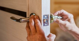 Установка и замена дверной ручки в Горном-Алтайске от 280 руб. – Мастер24, монтаж фурнитуры, недорого